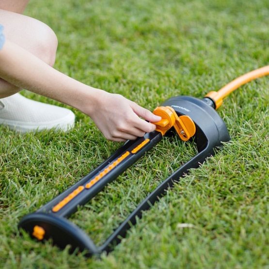 FISKARS prskalica za travu štedna M 1023662 - Slika 2