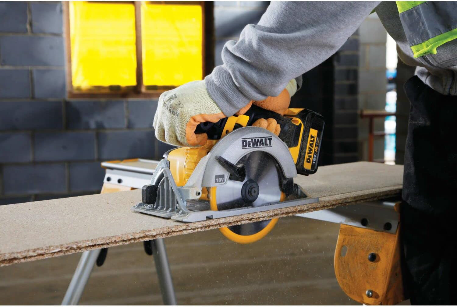 DEWALT aku kružna pila DCS391NT-XJ XR 18V bez baterije kovčeg - Slika 2