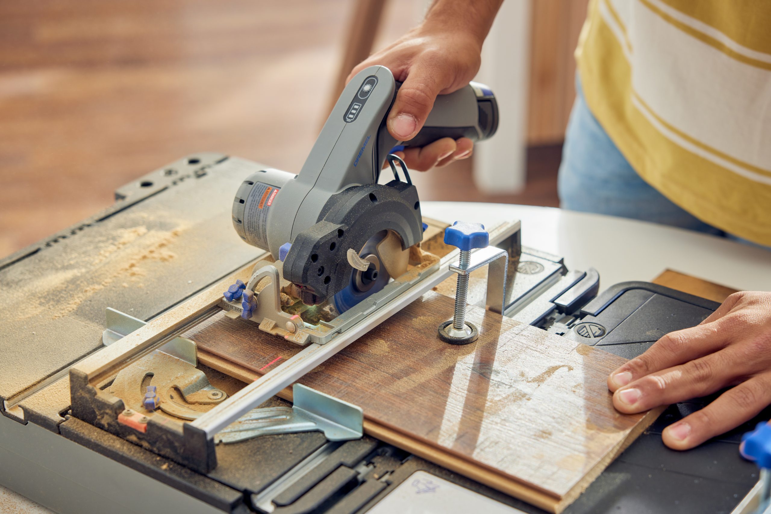 DREMEL aku kružna pila Compact Saw 12V 2,0Ah s postoljem + GRATIS baterija 12V 3,0Ah - Slika 5