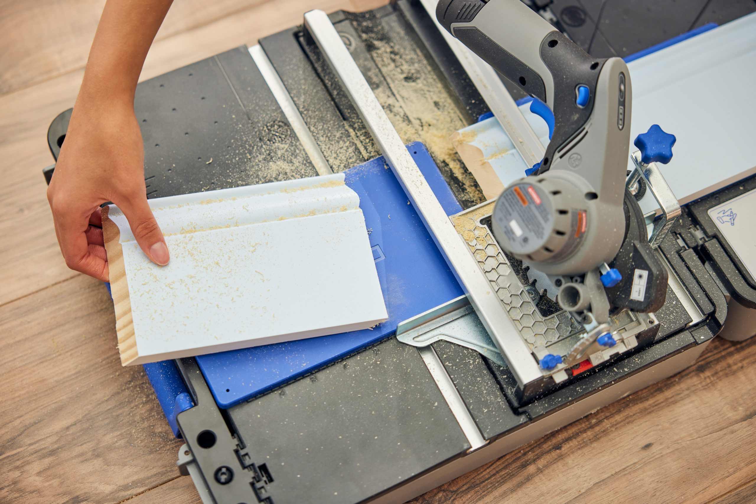 DREMEL aku kružna pila Compact Saw 12V 2,0Ah s postoljem + GRATIS baterija 12V 3,0Ah - Slika 2